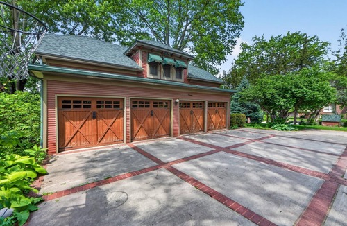 Central Hyde Park Cottage | Historic CarHse 2 BR/2 Bath Luxury Apt-PublicTrnspCLOSE,Garg&Off-StrtPrk-EVChgr