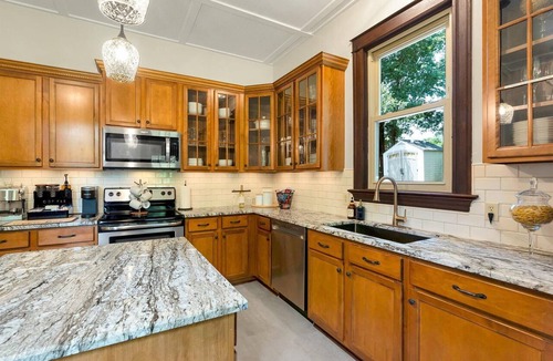 Augusta House | Historic Craftsman Hot Tub Walk to Wineries Katy Trail Dog Friendly