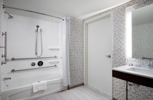 Dedham Hotel | Holiday Inn Boston - Dedham Hotel & Conference Center by IHG