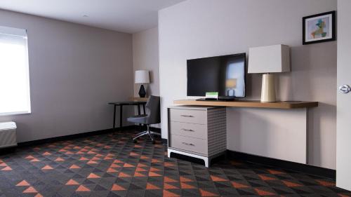 Drexel Hill Hotel | Holiday Inn & Suites Philadelphia W - Drexel Hill by IHG