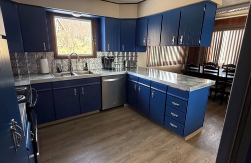 Homer House | HomerHouse907 Family Friendly-5BR, 3BA, close to town. Huge yard, great stay!