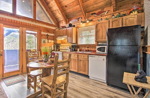 Townsend Cabin | Honey Bear Pause: Rural Escape w/Porch & Hot Tub!