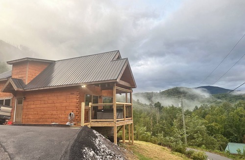 Gatlinburg Cabin | Honey Moon ! Walk to main strip ! Hot tub! Bears ! Privacy ! Mountain View’s!