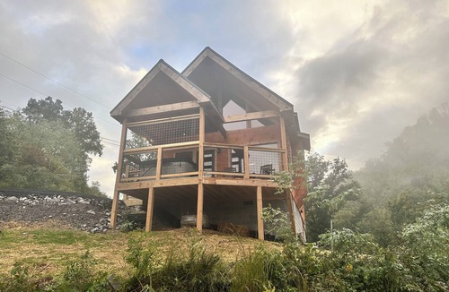 Gatlinburg Cabin | Honey Moon ! Walk to main strip ! Hot tub! Bears ! Privacy ! Mountain View’s!