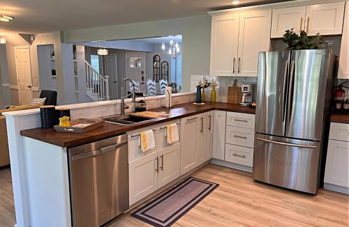 Red Hill House | HoneyHomes Hackler Golf Course Home with Amenities