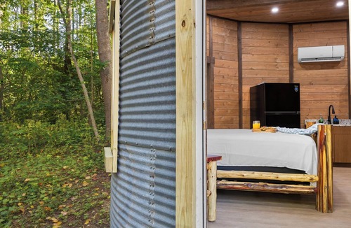 Troutman House | Honeymoon Suite w/Exotic Animals + Hot Tub + Zoo