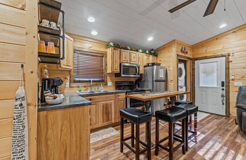 Whittier Cabin | Hot Tub! Dog friendly w/View. Near WCU, Casino