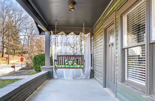 East Side House | Hot Tub | Pet Friendly | Outdoor Movie Theater