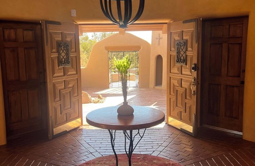 Vista Encantada House | House in very close proximity to SF mountains where you can see the forest areas in great detail, 4 min drive to downtown SF plaza for great New Mexican food. Popular activities in SF is hiking , mountain biking in the summer, skiing & snowboarding.