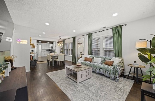 Greater Heights House | Houston Heights Near NRG Stadium Fire Pit & Mural Yard