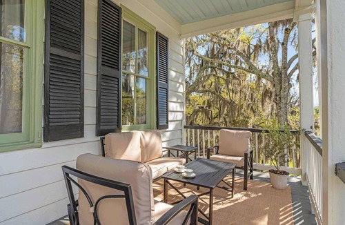 The Old Commons House | Huge King Suite w. Porches, near Downtown!