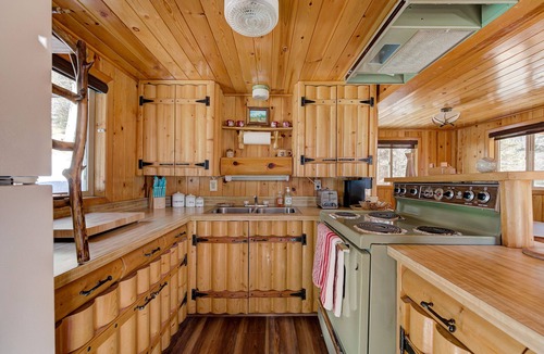 Taos Ski Valley Cabin | Iconic Mountain Cabin | River | Couples | Peaceful (pet-friendly)
