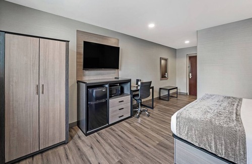 Foxboro Hotel | Ideal Location! Near Gillette Stadium, Offers FREE Parking Plus FREE Breakfast!