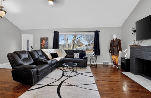 Independence House | Immersive Star Wars Retreat - 13 Min to Arrowhead Stadium & KC Game Days