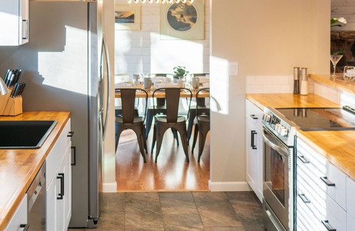 Tudor Area House | Incredible Cinema, Warm Sauna, Relaxing King Beds!