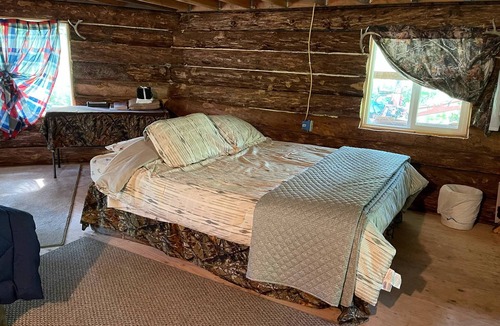 Talkeetna Cabin | Interior Alaska vacation getaway. Secluded 1 bedroom cabin next to the river.