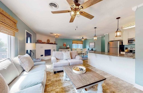 Caine Woods House | Inviting home near beaches with fast WiFi, AC, full kitchen & W/D - dog-friendly