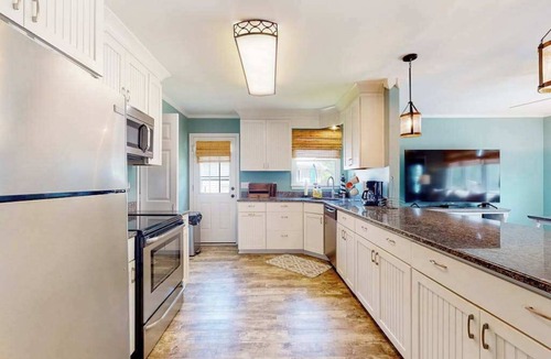 Caine Woods House | Inviting home near beaches with fast WiFi, AC, full kitchen & W/D - dog-friendly