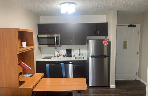 Greenwich Hotel | Inviting Room w/ Full Kitchen Near Twin Peaks - 2 miles – Ideal for Families