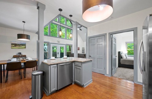 Townsend Cabin | Jacuzzi Tub | Modern Cabin Near Cades Cove