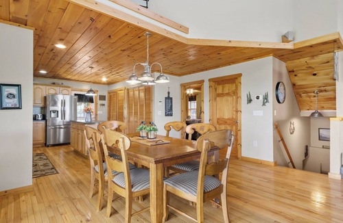 Spruce Pine Cabin | July & August Special ~ Mtn Views, Hot Tub+Fire Pit, WiFi, Fireplace, Grill!