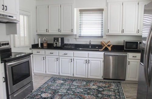 Greer House | Just updated! Downtown Greer house. Walk to downtown shops. Fenced in backyard