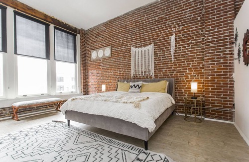River Market Apartment | KC Grand Loft w/King Bed