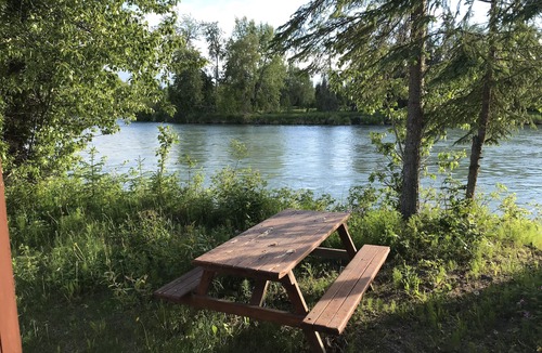 Ridgeway House | Kenai River Fishing Cabin #4 20 feet from the riverbank!