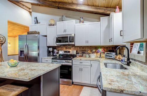 West Jefferson House | King Bed, Chef Inspired Kitchen, New Build, No Pets