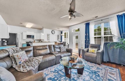 Steele Creek House | King Bed - Hot Tub - Fenced Yard - Near Carowinds