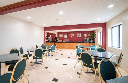 Greater Greenspoint Apartment | King Bed Non-Smoking
