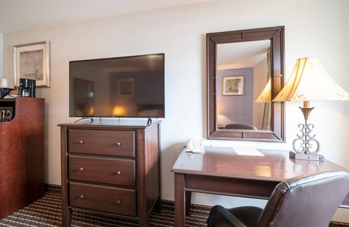 Greater Greenspoint Apartment | King Bed Non-Smoking