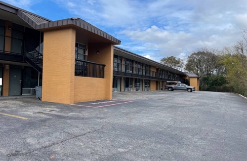 Gantt Apartment | King Bed Smoking|Budget Inn Greenville