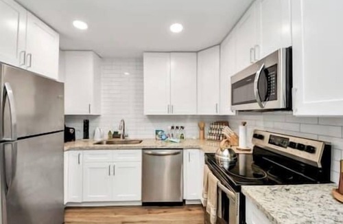 Greenway Plaza-Upper Kirby Apartment | King/QUEEN Bed, Fast Wi-Fi Central HTX