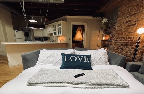 Abbeville Condo | King Suite- The Lofts at Court Square