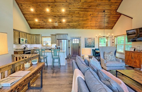 Clarkesville Cabin | Lake Burton Cabin Retreat: 3 Private Acres, Hot Tub, and Dog-Friendly!