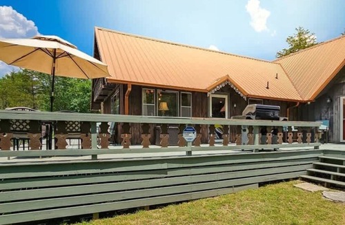 Eureka Springs House | Lake Front | Fire Pit | Kayaks | Classic LakeCabin