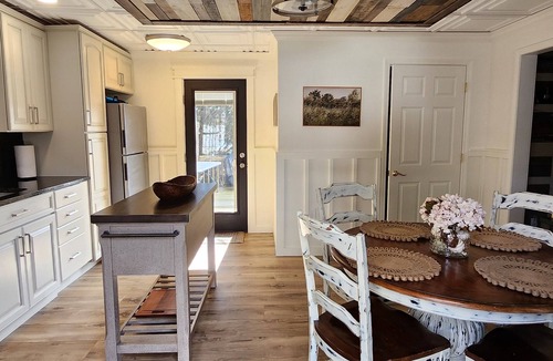 Waterloo Cottage | Lake Greenwood Guesthouse-Bring your boat and your pup!