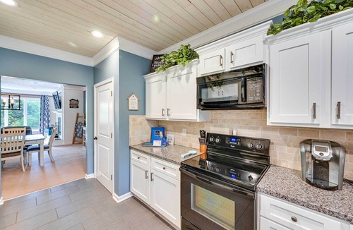 Salem Condo | Lake Keowee Condo w/Balcony & Resort Amenities!