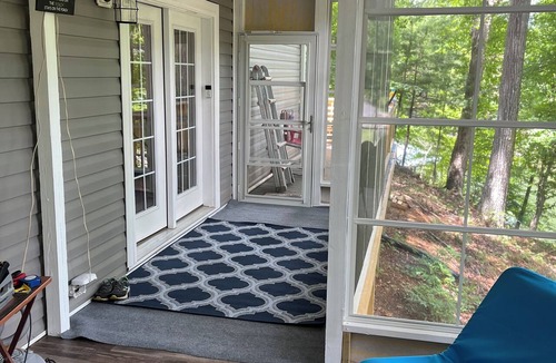 Troutman House | Lake Living's best! "Chillax" with 3brm, 2 Kings and 2-XL twins, 2 bath