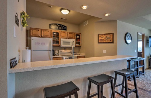 Lakeland Apartment | Lake-view Pool + Boat Slip! Ozarks Condo