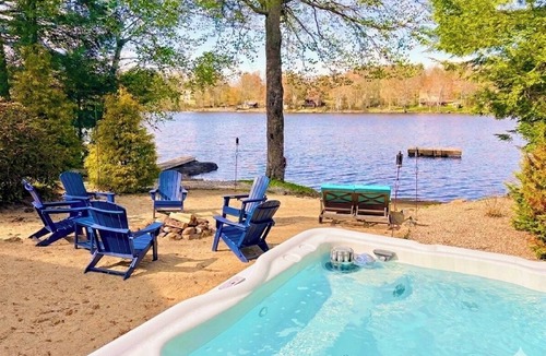 Barnstead Cabin | Lakefront Chalet: Hot tub, Kayaks, Central AC, Family-friendly