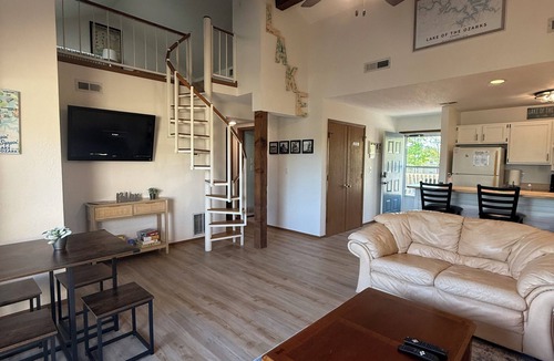Lake of the Ozarks Condo | Lakefront Condo Balcony & Pool Near Margaritaville, Redheads Grill, Shorty Pants