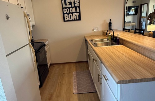 Lake of the Ozarks Condo | Lakefront Condo Balcony & Pool Near Margaritaville, Redheads Grill, Shorty Pants