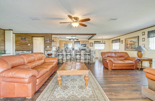 Hernando House | Lakefront & Poolside! Family Retreat in Hernando
