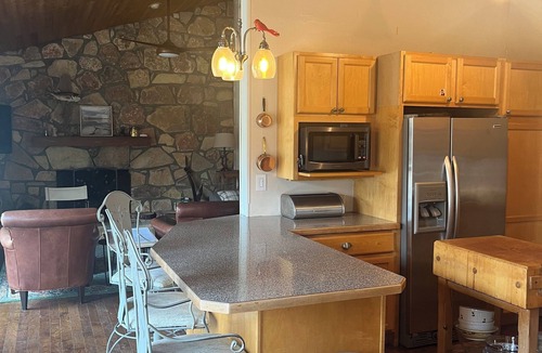 Monroe House | Lakefront Retreat-Fishing/Gameroom TwiTTy TiMe