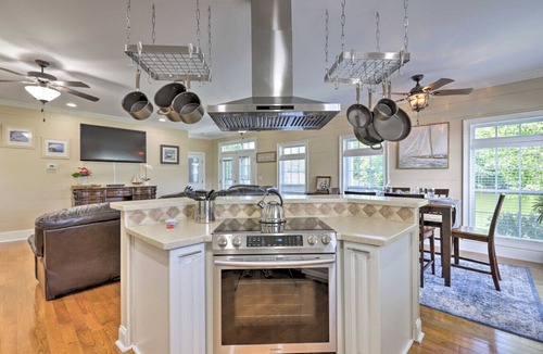 Jackson House | Lakeside Hot Tub, fire pit, kayaks, king beds