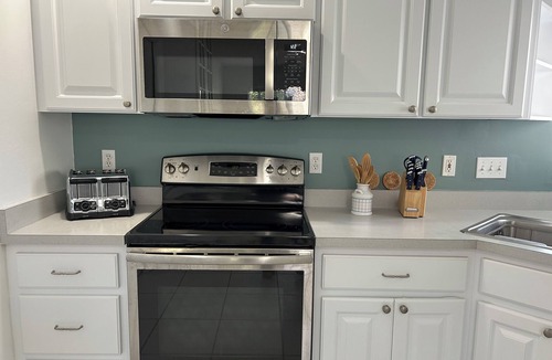Venice Gardens House | Lakeside Retreat 3BD/2BA home with pool for a relaxing getaway