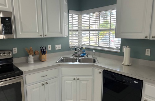 Venice Gardens House | Lakeside Retreat 3BD/2BA home with pool for a relaxing getaway