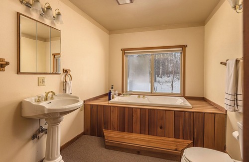 Chase Cabin | Lakeside Retreat w/Epic Mountain Views & Trails/Basecamp for Denali NP